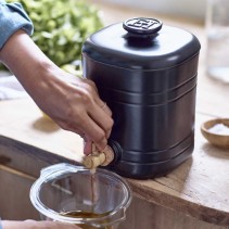 Vinegar pot Emile Henry Black 2.5 l